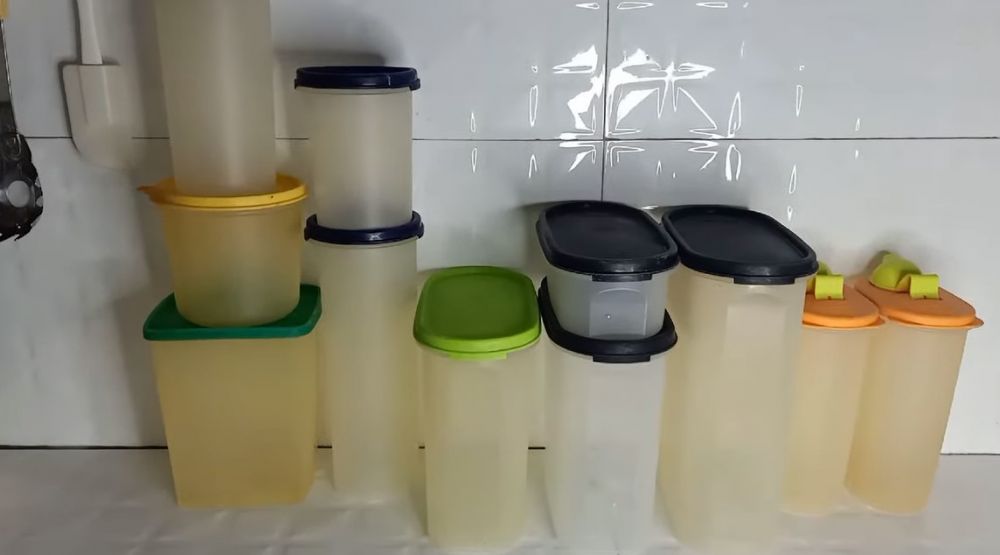 Cara bersihkan toples dan botol tupperware yang kusam, kinclong seperti baru dengan 3 bahan dapur