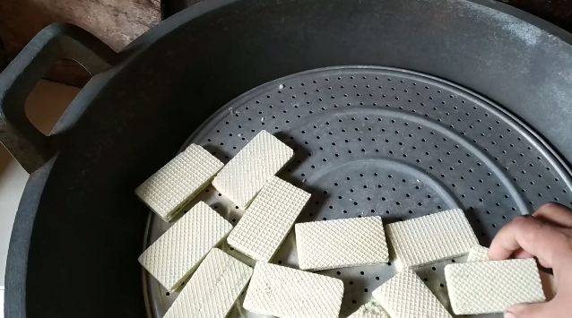 Bukan pakai microwave atau dimasukkan rice cooker, ini cara agar wafer melempem jadi renyah lagi