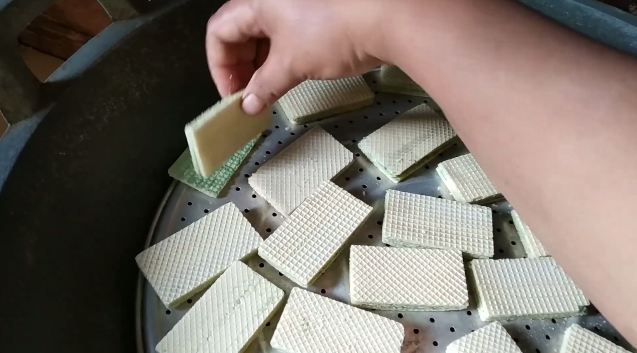 Bukan pakai microwave atau dimasukkan rice cooker, ini cara agar wafer melempem jadi renyah lagi