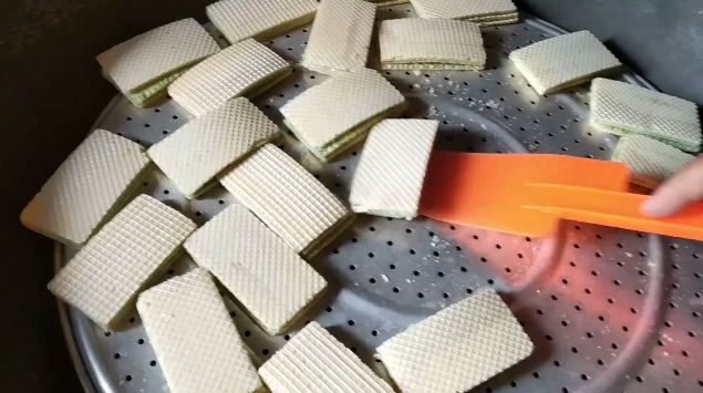 Bukan pakai microwave atau dimasukkan rice cooker, ini cara agar wafer melempem jadi renyah lagi