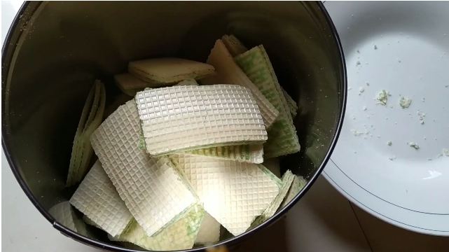 Bukan pakai microwave atau dimasukkan rice cooker, ini cara agar wafer melempem jadi renyah lagi