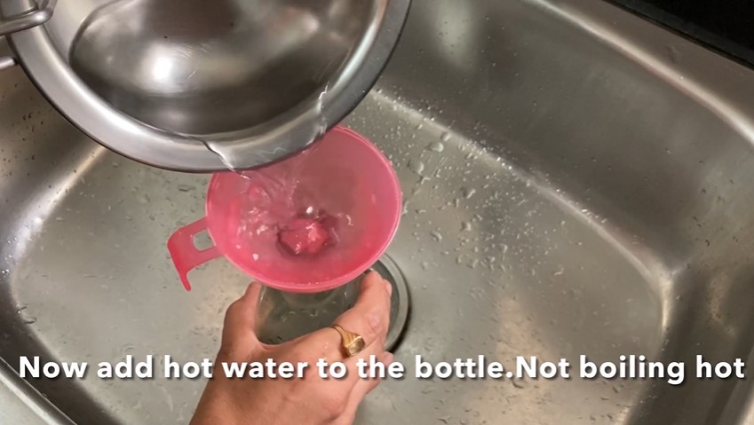 Tak perlu pakai cuka, begini cara mudah bersihkan bagian dalam botol minyak goreng agar kesat