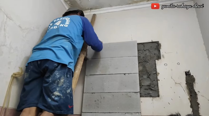 Kamar mandi plafonnya jebol © YouTube