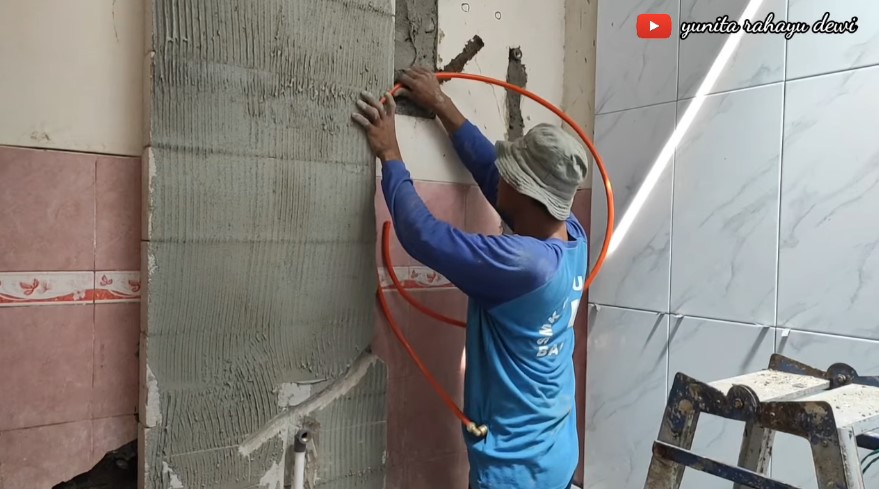 Kamar mandi plafonnya jebol © YouTube