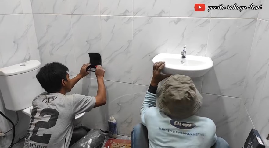 Kamar mandi plafonnya jebol © YouTube