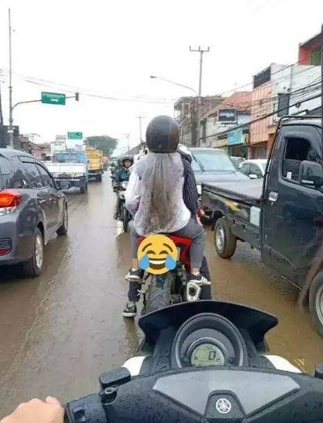 potret kocak orang apes saat naik motor Berbagai sumber