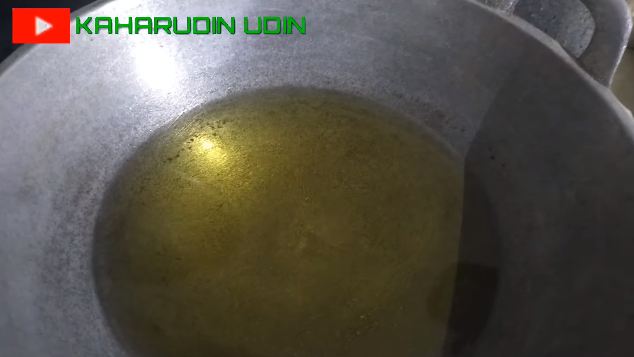 Tanpa tepung terigu, ini trik menggoreng pempek agar antilengket dan nggak menyerap banyak minyak