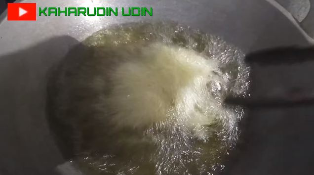 Tanpa tepung terigu, ini trik menggoreng pempek agar antilengket dan nggak menyerap banyak minyak
