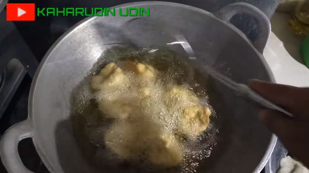 Tanpa tepung terigu, ini trik menggoreng pempek agar antilengket dan nggak menyerap banyak minyak