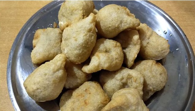 Tanpa tepung terigu, ini trik menggoreng pempek agar antilengket dan nggak menyerap banyak minyak