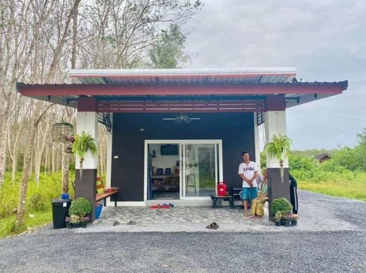 rumah dinding marmer dari semen  © Facebook/Home Design Pictures