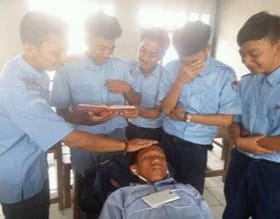 tingkah usil teman sendiri © berbagai sumber tingkah usil teman sendiri © berbagai sumber