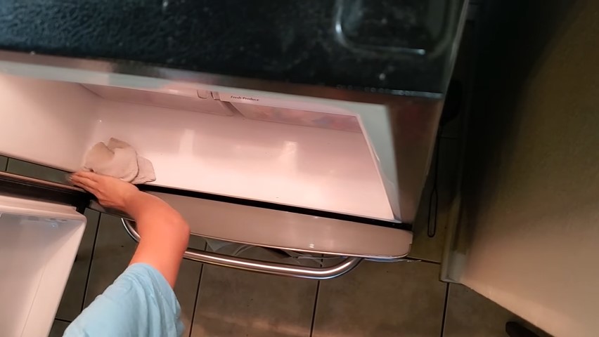 Cara unik mengatasi karet pintu kulkas agar bisa menempel lagi, cukup pakai 1 skincare
