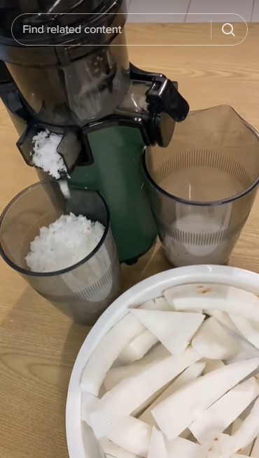 Tanpa mesin atau alat parut khusus, ini trik cepat memarut dan memeras kelapa buat jadi santan