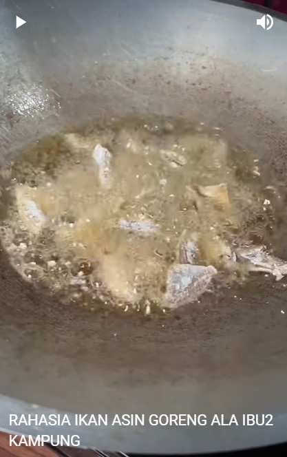 Cara goreng ikan asin kering ini bikin teksturnya renyah dan nggak mudah gosong