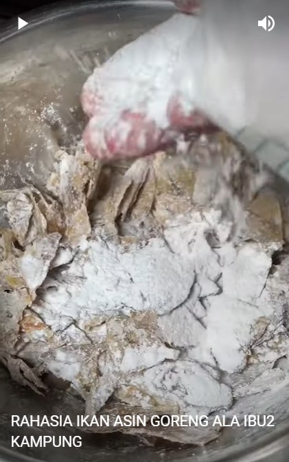 Cara goreng ikan asin kering ini bikin teksturnya renyah dan nggak mudah gosong