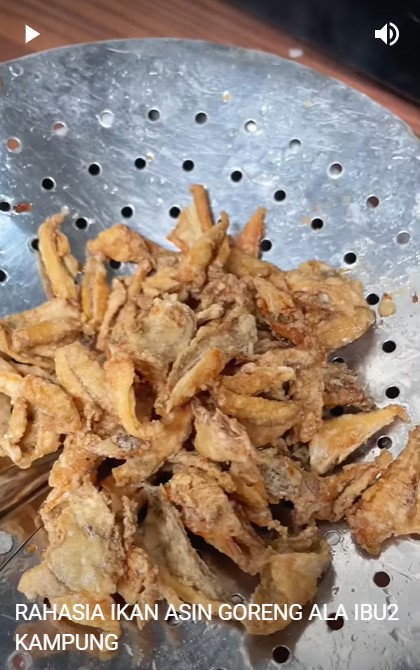 Cara goreng ikan asin kering ini bikin teksturnya renyah dan nggak mudah gosong