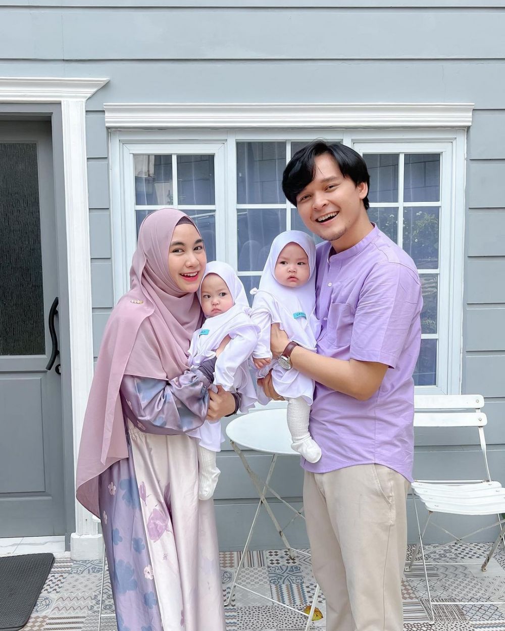 potret anisa eks cherrybelle momong anak kembarnya © berbagai sumber