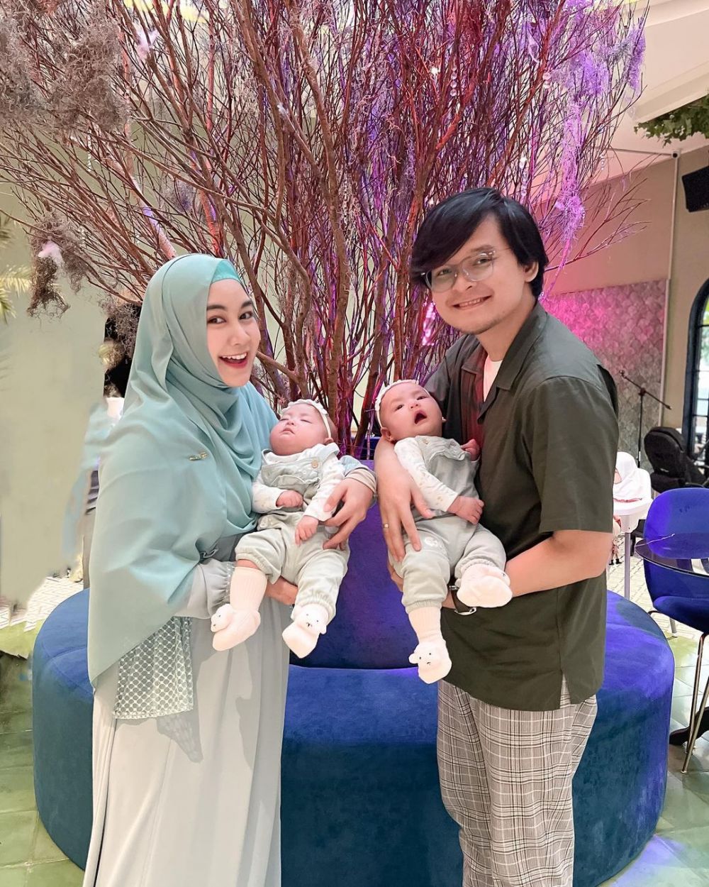 potret anisa eks cherrybelle momong anak kembarnya © berbagai sumber