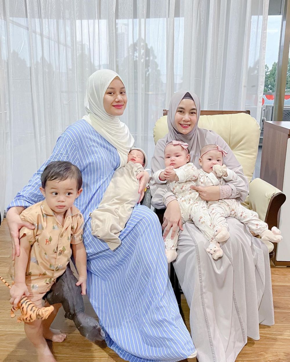 potret anisa eks cherrybelle momong anak kembarnya © berbagai sumber