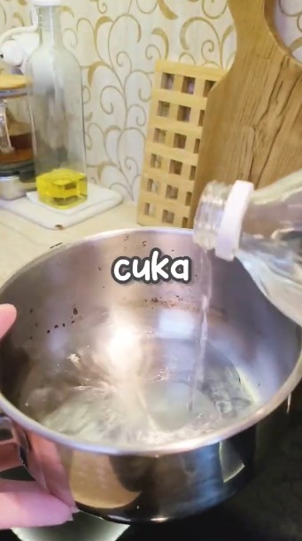 Hanya pakai 1 bahan dapur, begini cara hilangkan bercak gosong di panci