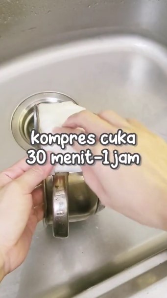 Hanya pakai 1 bahan dapur, begini cara hilangkan bercak gosong di panci