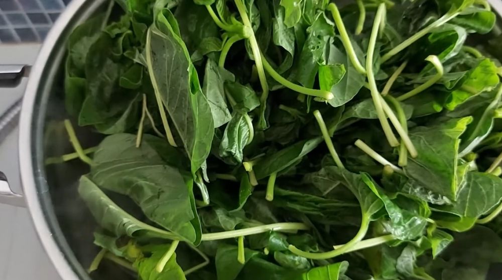 Pakai 1 bahan dapur, begini cara merebus bayam agar warnanya tetap hijau cerah dan nggak lembek