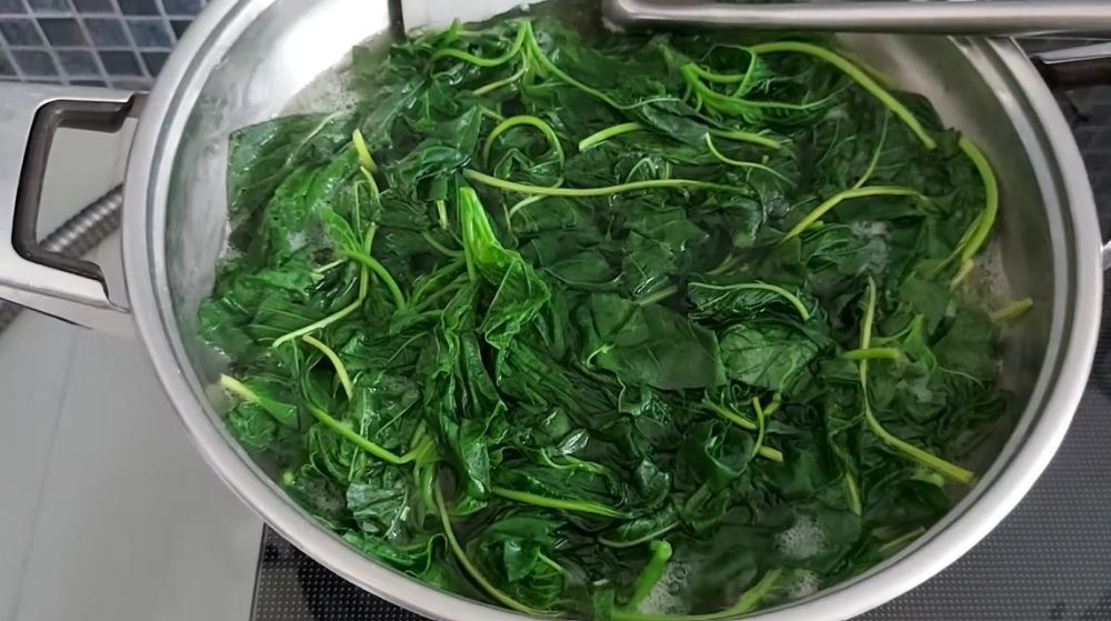 Pakai 1 bahan dapur, begini cara merebus bayam agar warnanya tetap hijau cerah dan nggak lembek