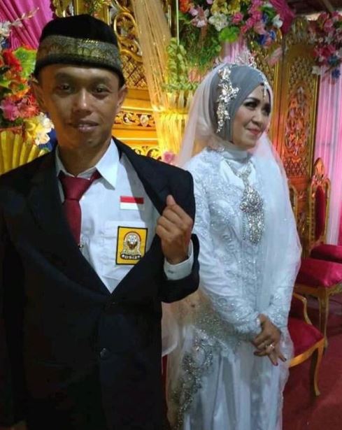 Potret kocak kostum pernikahan Berbagai sumber