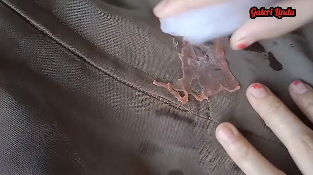 Bukan pakai minyak goreng dan putih telur, ini trik hilangkan noda permen karet di pakaian