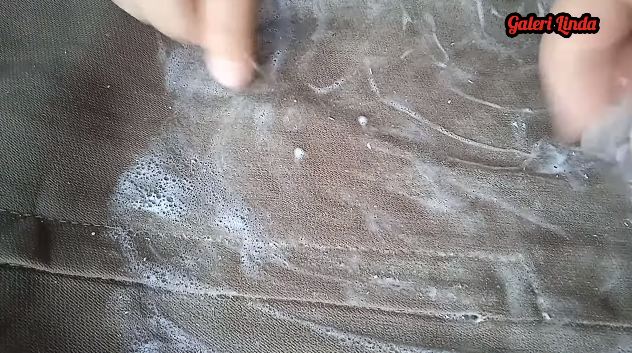 Bukan pakai minyak goreng dan putih telur, ini trik hilangkan noda permen karet di pakaian