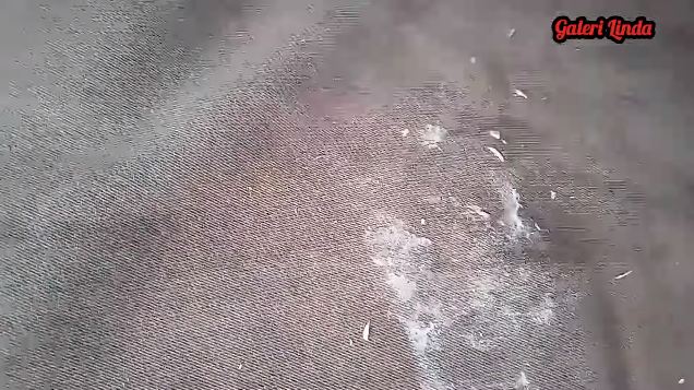 Bukan pakai minyak goreng dan putih telur, ini trik hilangkan noda permen karet di pakaian