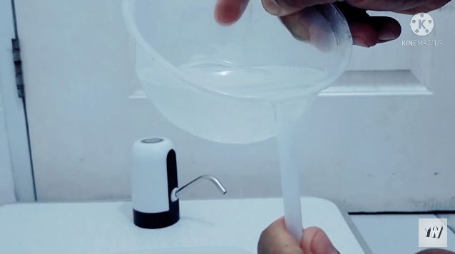 Tanpa direndam, ini cara praktis bersihkan selang pompa air galon agar bersih maksimal