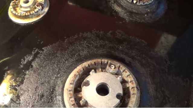 Tanpa baking soda atau sabun cuci piring, ini trik hilangkan kerak gosong di permukaan kompor tanam