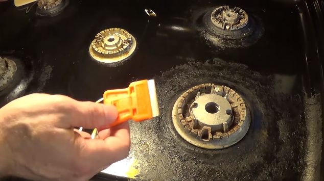 Tanpa baking soda atau sabun cuci piring, ini trik hilangkan kerak gosong di permukaan kompor tanam