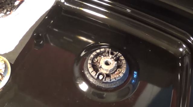 Tanpa baking soda atau sabun cuci piring, ini trik hilangkan kerak gosong di permukaan kompor tanam