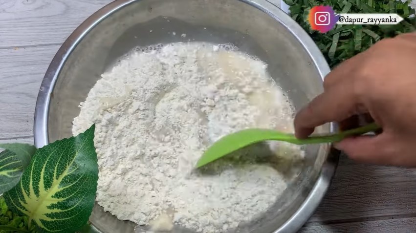 Cara mudah goreng bakwan bayam renyah, tak menyerap banyak minyak, dan antiambyar meski tanpa telur