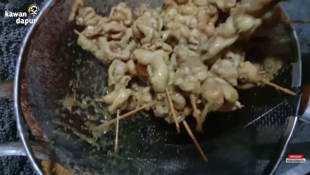 Trik mudah bikin sate kulit ayam yang renyah, nggak bau amis, dan antialot saat dimakan