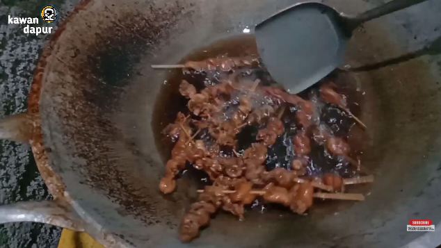 Trik mudah bikin sate kulit ayam yang renyah, nggak bau amis, dan antialot saat dimakan