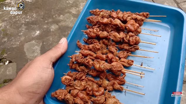 Trik mudah bikin sate kulit ayam yang renyah, nggak bau amis, dan antialot saat dimakan