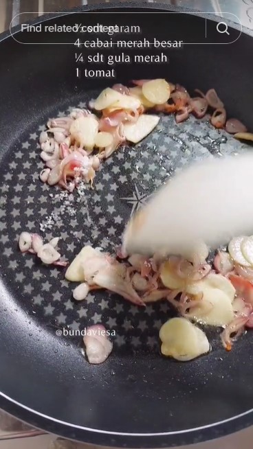 Tanpa direndam baking soda, ini trik menumis kacang panjang biar warnanya cerah dan tak menghitam