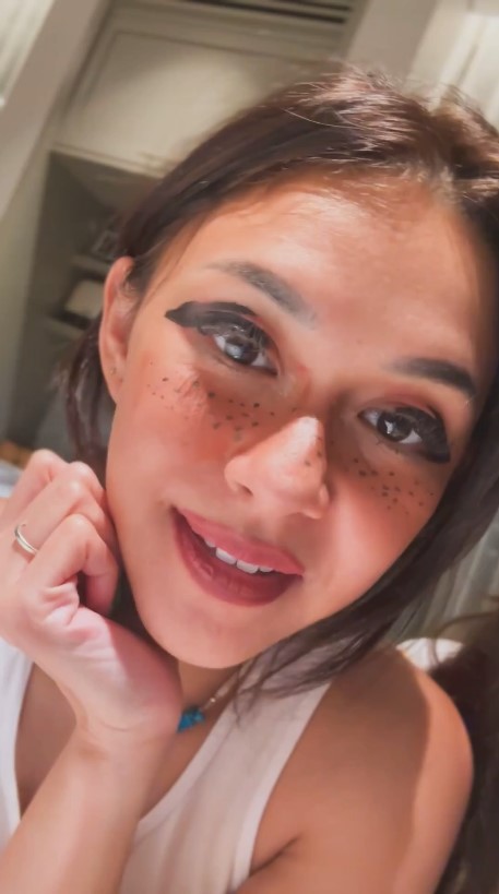 Nana Mirdad dimakeuip anak tetap cantik © Instagram/@nanamirdad_