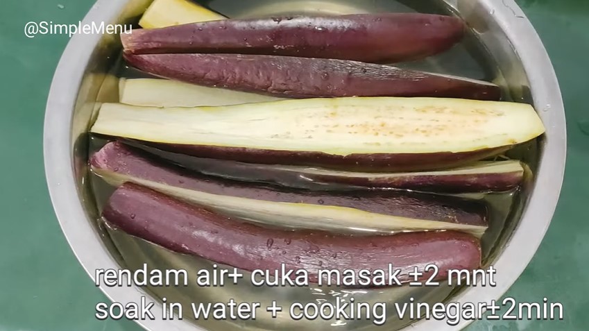 Cara jitu memanggang terong supaya teksturnya nggak keras dan bumbu meresap