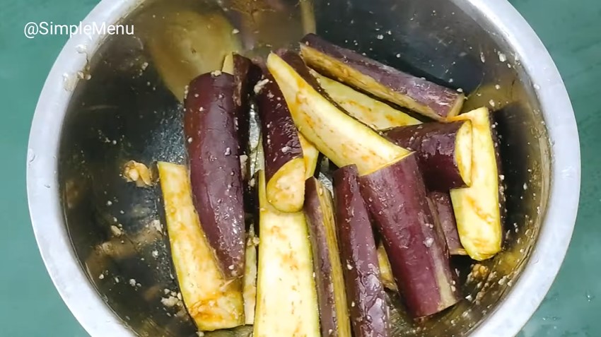 Cara jitu memanggang terong supaya teksturnya nggak keras dan bumbu meresap