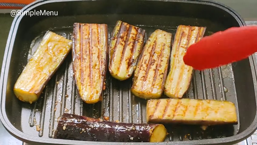 Cara jitu memanggang terong supaya teksturnya nggak keras dan bumbu meresap