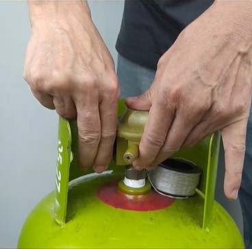 Bukan pakai karet gelang, ini trik memasang regulator gas LPG agar tak bocor pakai tambahan 1 alat