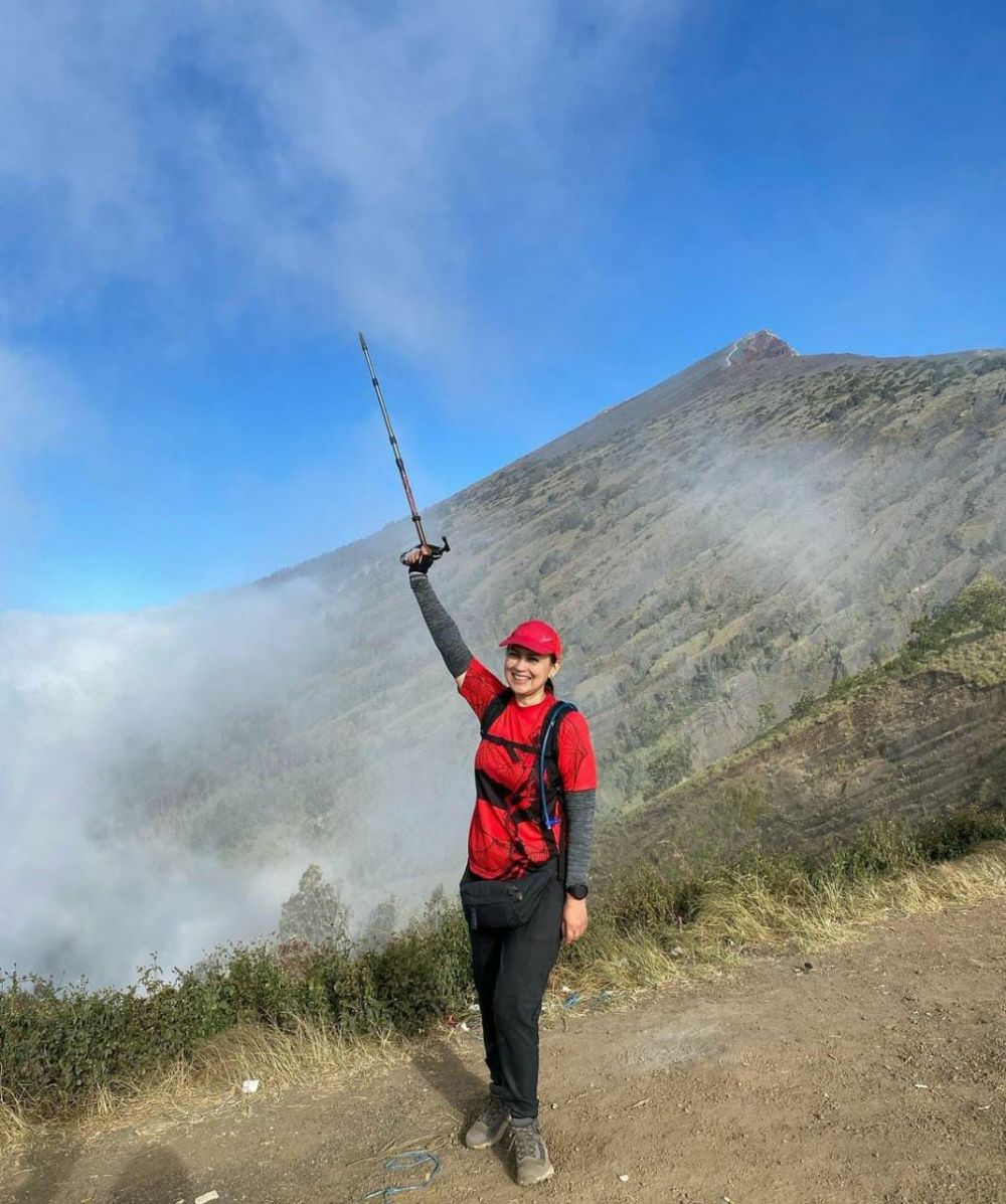 Masih kuat naik gunung meski usianya 55 tahun, begini 11 momen Ira Wibowo saat mendaki di Rinjani