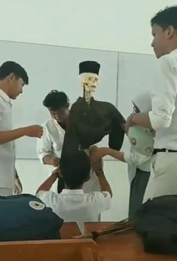 kelakuan nyeleneh siswa saat praktikum © berbagai sumber