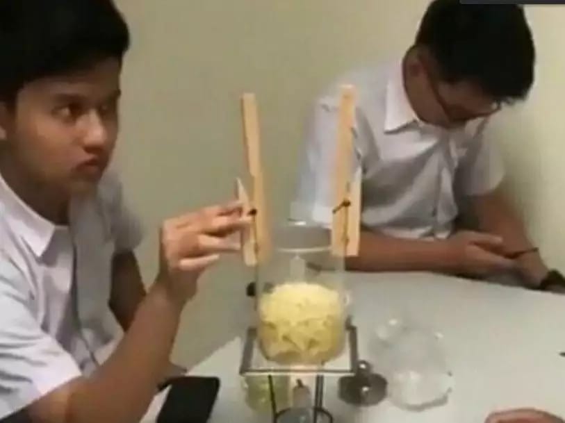 kelakuan nyeleneh siswa saat praktikum © berbagai sumber