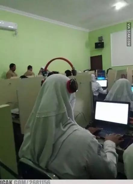 kelakuan nyeleneh siswa saat praktikum © berbagai sumber